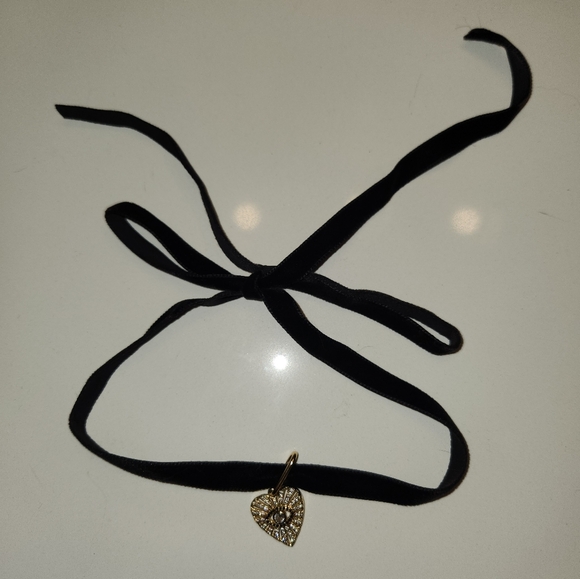 HRH COLLECTION WATCHFUL HEART Velvet Choker Necklace - Picture 4 of 6